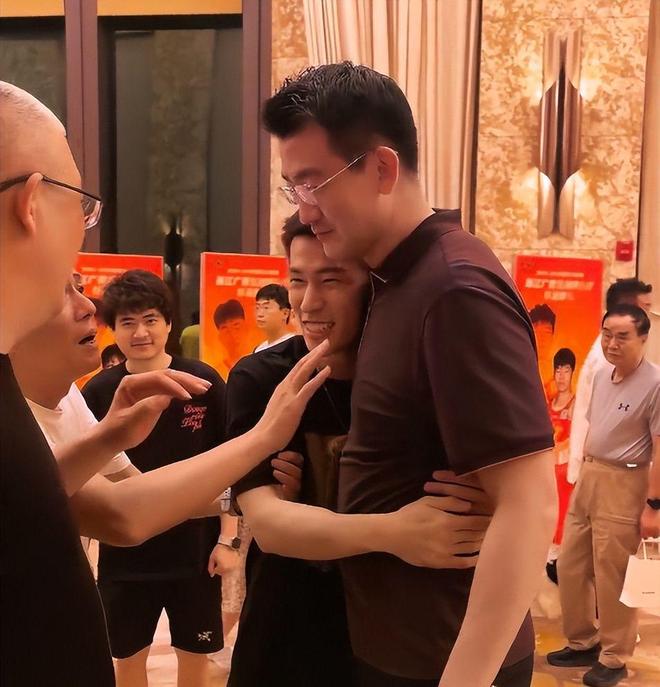 利物浦赛后内讧!琼斯索博激烈争执,袖标被扔地上