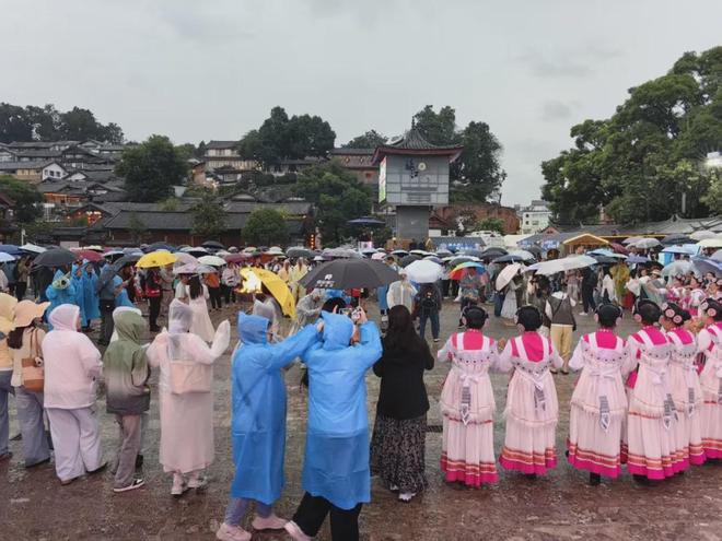 钱学森受邀参加国宴，到场后却找不到自己座位，毛主席：坐我旁边