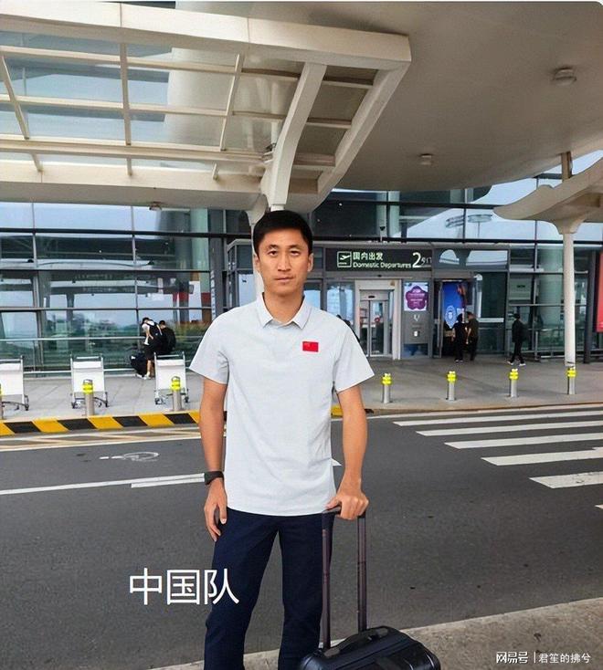 澎湃：许基仁和邵佳一亲临现场观看U17国足战阿森纳U17