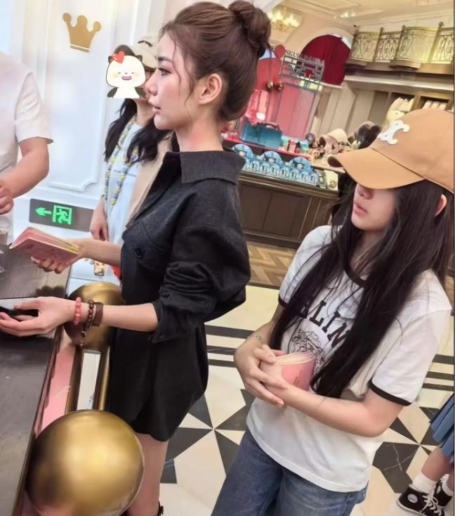 杨坤估计后槽牙都快咬碎了!他怎么也没想到,郭德纲改编红歌这事,能把自己也搭进去