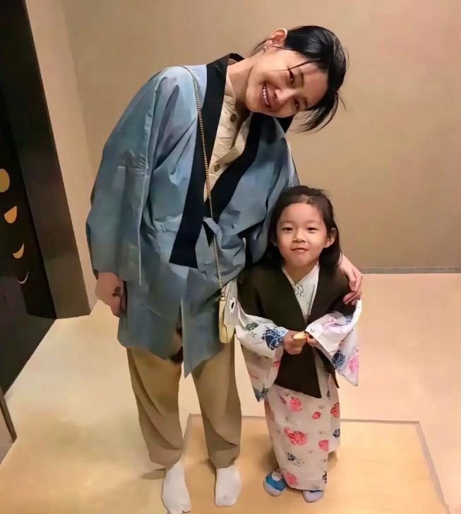 杨坤估计后槽牙都快咬碎了!他怎么也没想到,郭德纲改编红歌这事,能把自己也搭进去