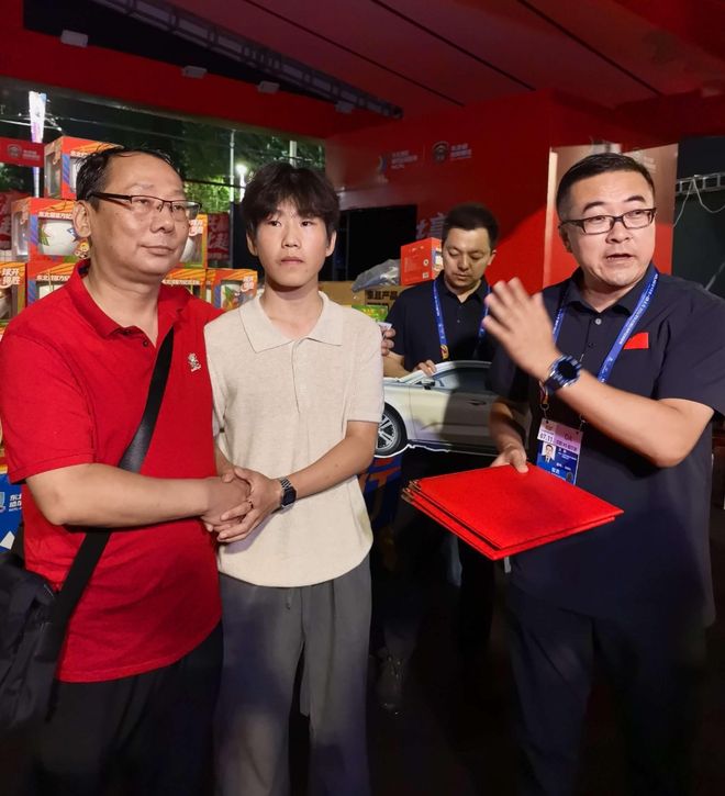 同是草地天残,高芙能突破自我进第四轮,郑钦文却屡屡一轮游