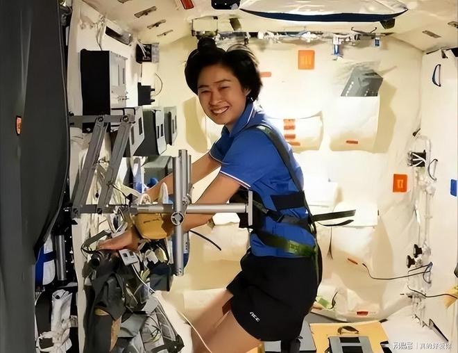 英格兰逆转挪威晋级4强,现场观赛的贝克汉姆喜笑颜开