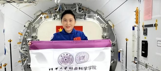 英格兰逆转挪威晋级4强,现场观赛的贝克汉姆喜笑颜开